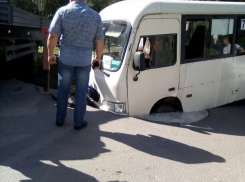 В Таганроге под землю ушла маршрутка