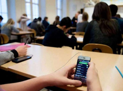 Скоро всем школьникам запретят использовать мобильные устройства на уроках