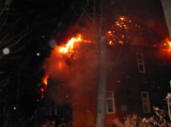 Десять спасателей  тушили ночью пожар на Нижней улице в Таганроге