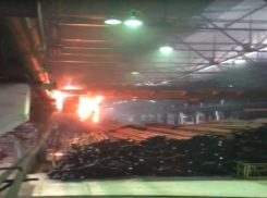  Техника выходит из строя: на Таганрогском металлургическом заводе загорелся мостовой кран