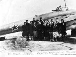 76 лет назад самолет Пе-2«Таганрогский пионер» передали бомбардировочному авиаполку