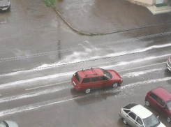 По Таганрогу потекли бурлящие пенные реки