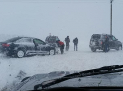 Сутки вызволяли застрявших на заснеженной трассе под Таганрогом людей спасатели и добровольцы