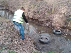 «Диван кто потерял?»: удивительные находки таганрогских коммунальщиков в ручейке в Дубках