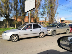 В Таганроге автомобили «поцеловались паровозиком»