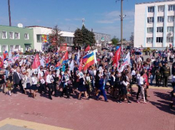 Более 3000 человек прошли в строю «Бессмертного полка» в Неклиновке