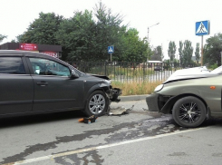 В Таганроге столкнулись автомобили «Шевроле Ланос» и «Опель»