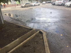 Вместе с отъездом Валентины Матвиенко «уехало» и новое покрытие с детской площадки