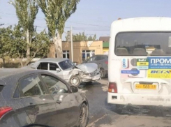 ДТП произошло в Таганроге на перекрёстке улиц Пархоменко и Мариупольское шоссе