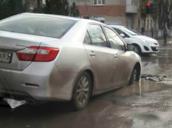 ﻿Иномарка попала в дорожный «капкан» на улице Пальмиро Тольятти в Таганроге 