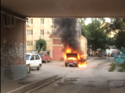 В Таганроге автоледи едва успела выбежать из горящей машины