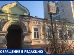 Чеховский особняк XIX века грозится рухнуть на проезжую часть Комсомольского спуска в Таганроге