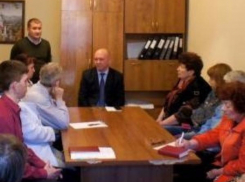 Жителей центрального микрорайона принял замглавы администрации Валерий Панасенко