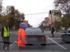 Переход рядом? Не слышали: таганрожцы предпочли экстрим безопасному пути