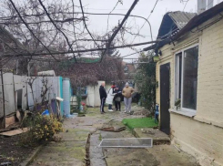 Почти все окна после вражеских атак восстановили, но сотни таганрожцев просят выплат