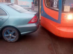 В Таганроге Мерседес остановил движение трамваев