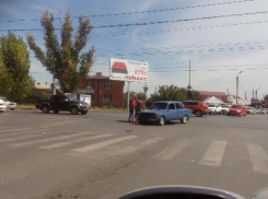 На злополучном перекрестке мопедист угодил под колеса легковушки