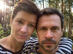 Актер из Таганрога Павел Деревянко выложил новое фото с женой
