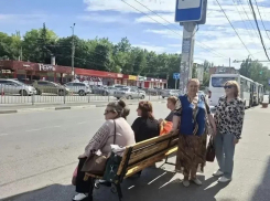 Новый вокзал дождался: на остановке на Москатова наконец появилась лавочка