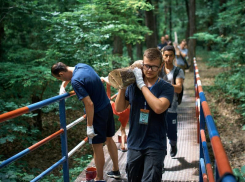 Ко Дню молодежи таганрожцы провели экологическую акцию «Чистые Дубки»