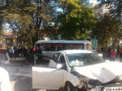 В аварии с маршрутным такси в Таганроге пострадали 16 человек
