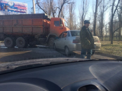 В Таганроге на скользкой дороге водитель грузовика спровоцировал ДТП
