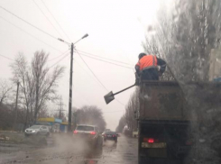 Дорожники в Таганроге решили засыпать шлаком ямы и проезжающие мимо авто 