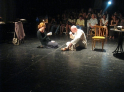 В Таганроге за один вечер зрители проделали «долгий актерский путь от входа до сцены»