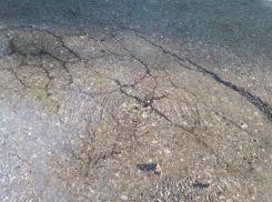 В двух районах Таганрога из-под земли не перестает течь вода