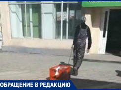 Продукты волоком  по грязи и земле – и на стол таганрожцам