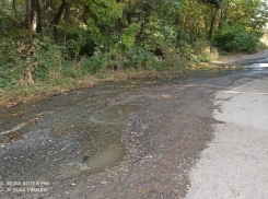 Уже более трёх недель по 10-ому Новому течёт вода