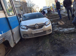 В Таганроге автомобиль ЧОП не поделил дорогу с трамваем