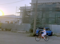 Музей, пострадавший от ракеты, начали штукатурить в Таганроге 