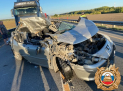 Машину сплющило на автотрассе «Новороссия» под Таганрогом