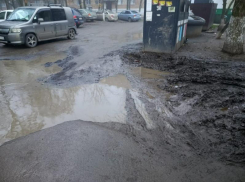 Сесть на шпагат, чтобы выбросить мусор: чудеса гимнастики приходится проявлять таганрожцам на улице Вишневой