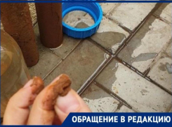 Из-за старых труб у таганрожцев течет вода с глиной