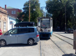 Хам –парковщик перегородил трамвайные пути на Александровской в Таганроге, поставив авто почти на рельсы