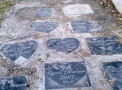 Туристы, приезжающие в Таганрог удивлены «могильным холмикам» у памятника Петру I