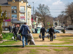 В Таганроге продолжается уборка общественных территорий 