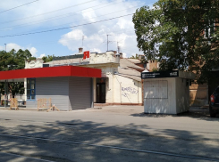 Дворец Алфераки отреставрируют, а убогие ларечки напротив останутся «радовать глаз»