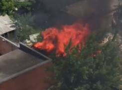 Крупный пожар произошёл в Таганроге по ул. Большой Бульварной