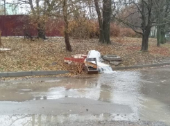Коммунальный фонтанчик в Таганроге не поддается работникам «Водоканала»