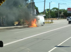 В Таганроге посреди улицы загорелся автомобиль