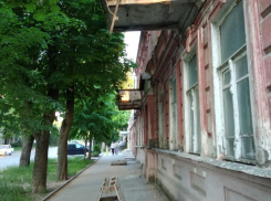 Таганрожец предупредил администрацию, что на улице Чехова балконы могут обрушиться на головы