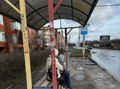Продует насквозь: таганрожцы могут жёстко застудить поясницу пока ждут транспорт на «Миллениуме»