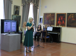 Министр культуры Ростовской области Анна Дмитриева открыла выставку в Таганроге