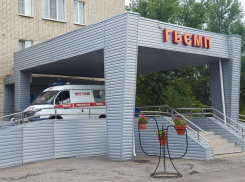 Помощь медиков пришла: тучного  Алексея Бокарева доставили в БСМП Таганрога