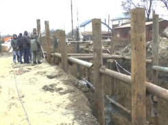 Как ведутся работы по замене аварийного канализационного коллектора в Таганроге