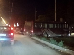 В Таганроге на аварийно-опасном съезде застрял автобус