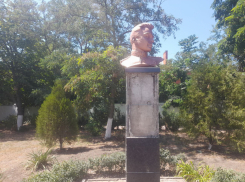 Администрация Таганрога «решает вопрос» с разрушающимся памятником Герою СССР 